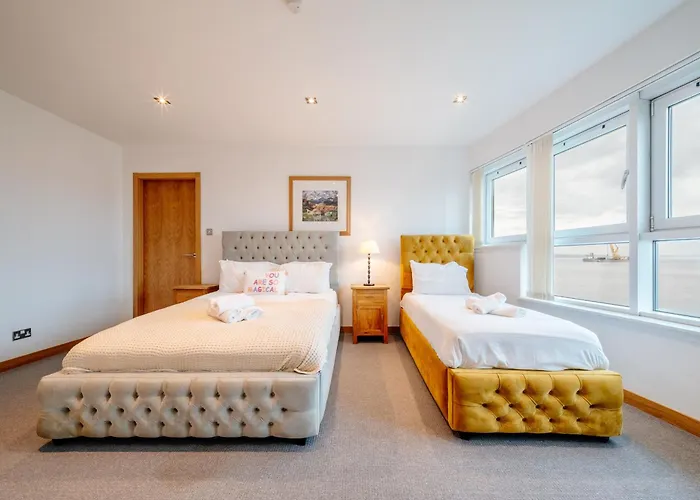 Weston's Penthouse Sleep 10, 6 Beds Free Parking