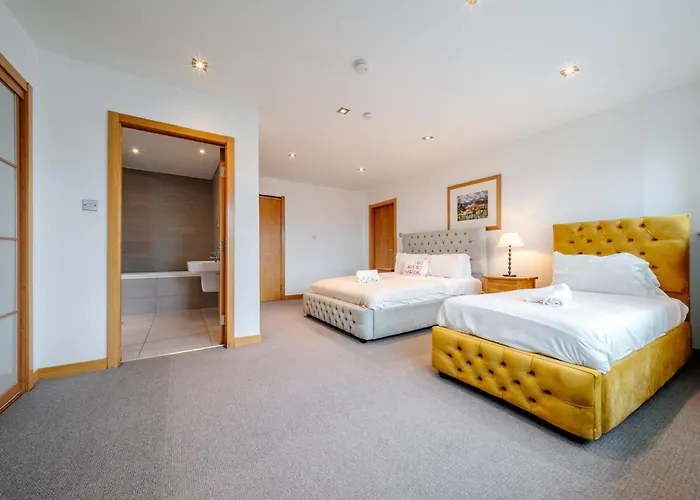 Weston's Penthouse Sleep 10, 6 Beds Free Parking شقة