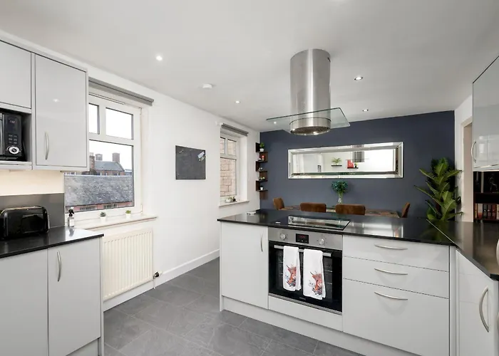 Stylish 2-bed Flat With Balcony Near Haymarket - Pass The Keys Édimbourg