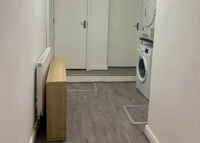 Cozy Dudley City Studio With 2 Single Beds