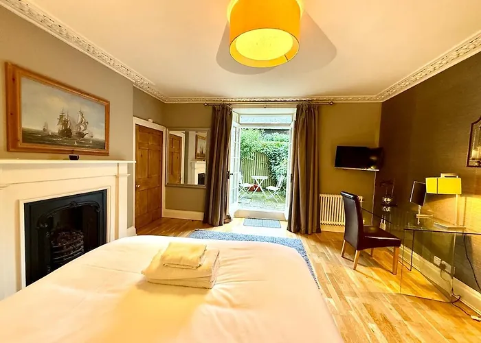 Cozy 1 Bed Garden Flat In The New Town Centre Lägenhet