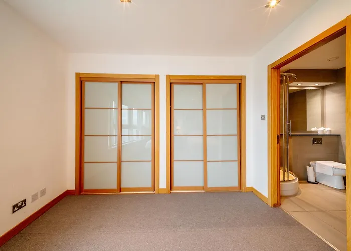 Weston's Penthouse Sleep 11, 8 Beds Free Parking Edinburgh