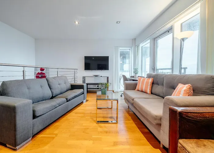 Weston's Penthouse Sleep 10, 6 Beds Free Parking Daire