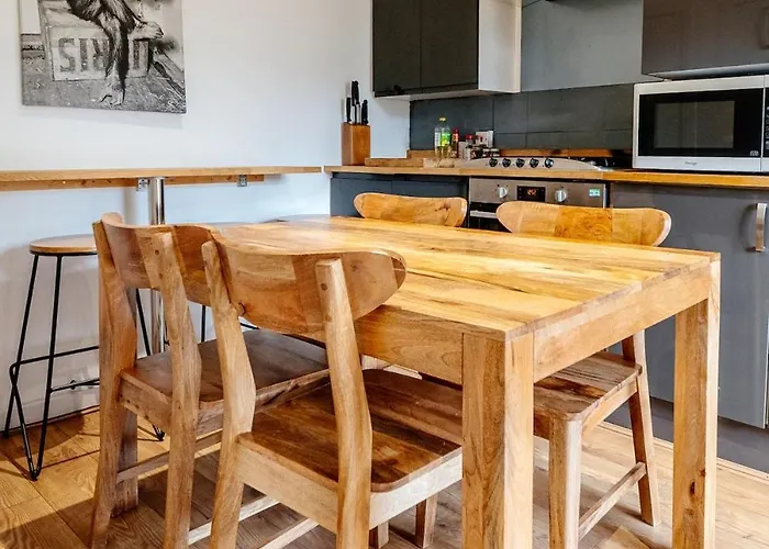 Bottom Of Royal Mile 7 Beds Sleeps 12 3 Bthrooms *