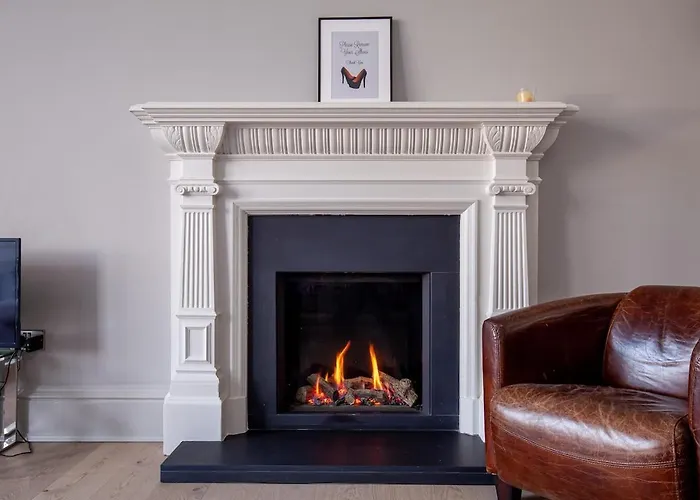 Victorian - Centre - Free Car Space *