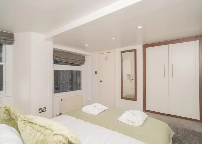 Apartman Georgian Elegance With Patio Garden West End - Pass The Keys *