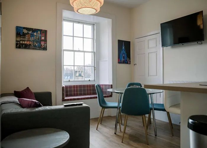 3 Bed Traditional On Picturesque Victoria St Appartement *