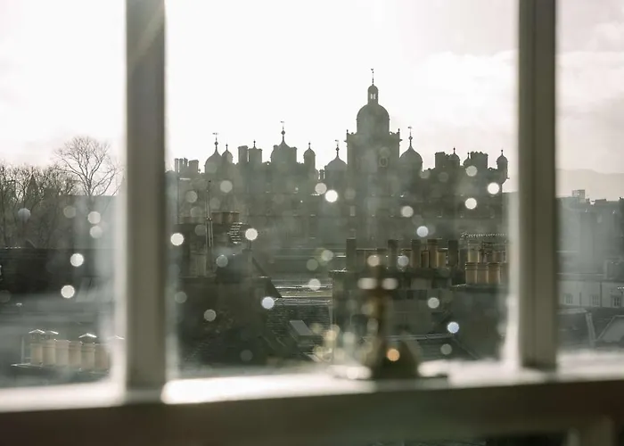 3 Bed Traditional On Picturesque Victoria St * Edinburgh