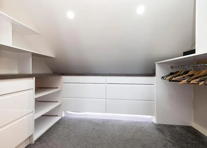 Chic 3-bedroom 2-storey House Near Centre With Free Parking 아파트 *