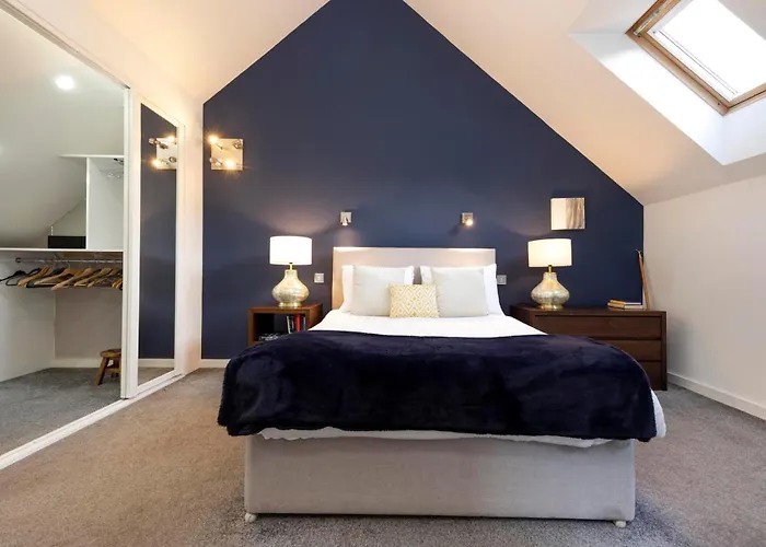 Chic 3-bedroom 2-storey House Near Centre With Free Parking 아파트 *