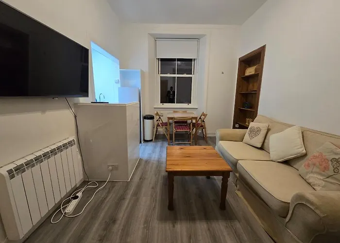 Comfy Semi-central Near Entertainment Park Apartment *