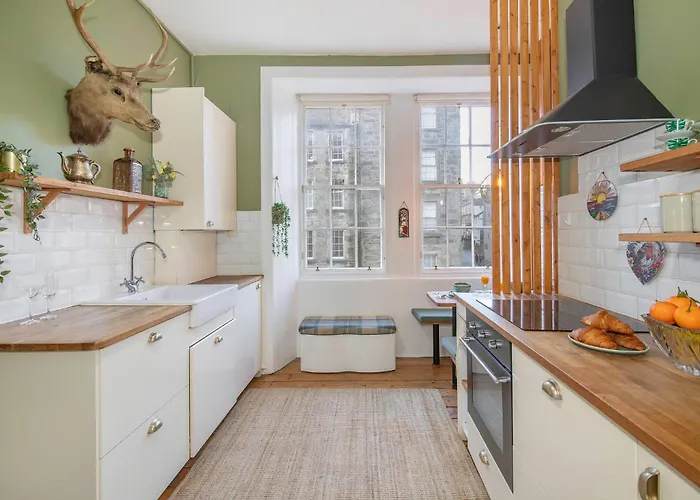 Iconic Royal Mile Apartment Edinburgh