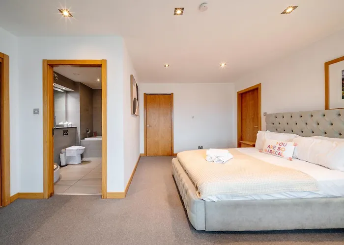 Weston's Penthouse Sleep 10, 6 Beds Free Parking *