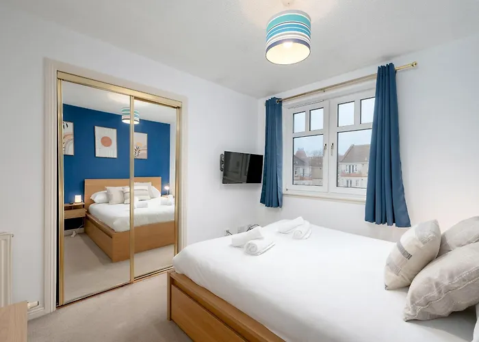 Stylish 2-bed Flat With Balcony Near Haymarket - Pass The Keys *