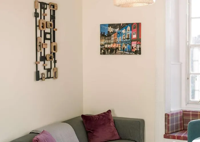 3 Bed Traditional On Picturesque Victoria St Appartement Edinburgh