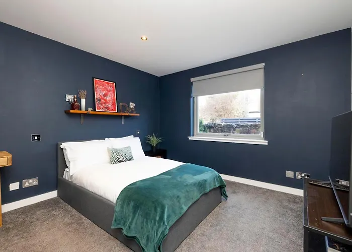 Chic 3-bedroom 2-storey House Near Centre With Free Parking *