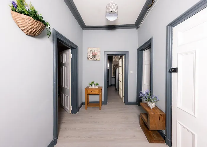 Calton Hill City-centre 3 Bdrm Apartment Edinburgh