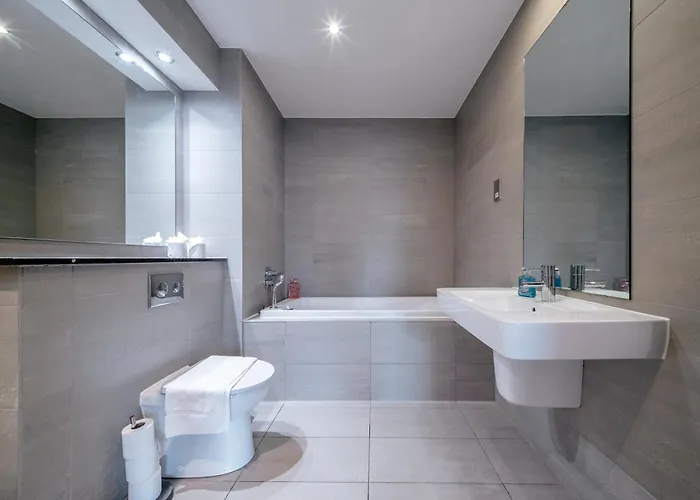 شقة Weston's Penthouse Sleep 10, 6 Beds Free Parking *