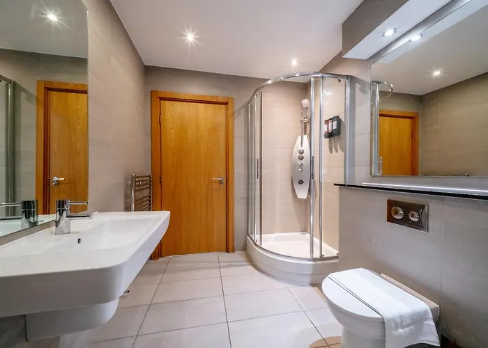 Weston's Penthouse Sleep 10, 6 Beds Free Parking شقة *