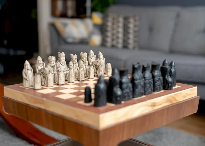 Stylish 2-bed Flat With Balcony Near Haymarket - Pass The Keys Edinburgh