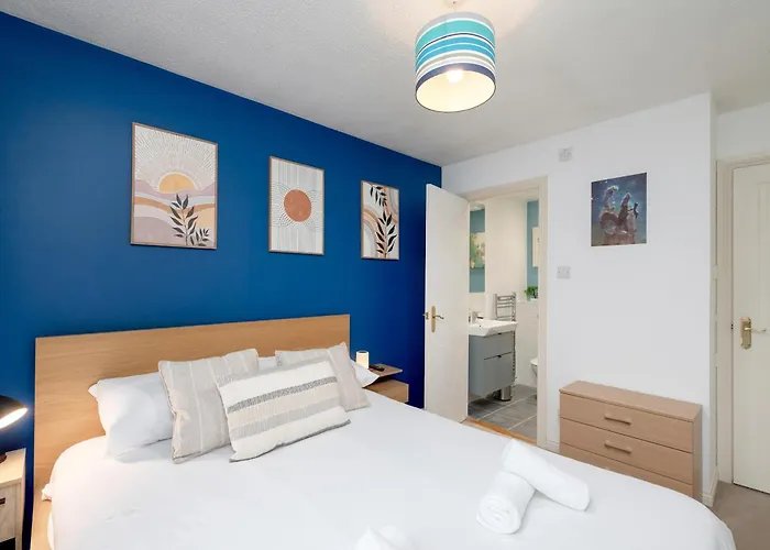 Daire Stylish 2-bed Flat With Balcony Near Haymarket - Pass The Keys *