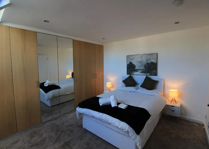 West Luxury 5 Bedroom *