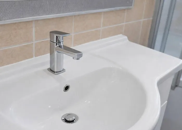 Bright 2 Bedroom Flat On Leith Walk *