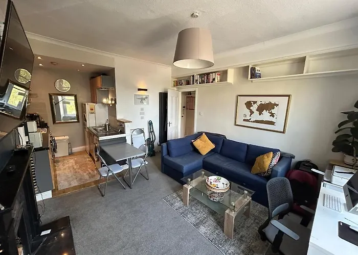 Charming Leith Retreat - Walk To The Shore