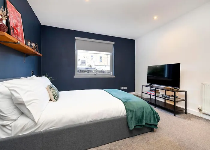 Chic 3-bedroom 2-storey House Near Centre With Free Parking 아파트 *