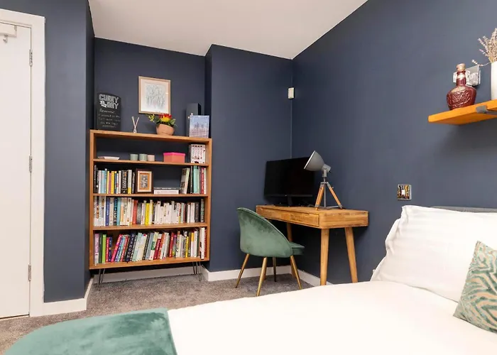 Chic 3-bedroom 2-storey House Near Centre With Free Parking