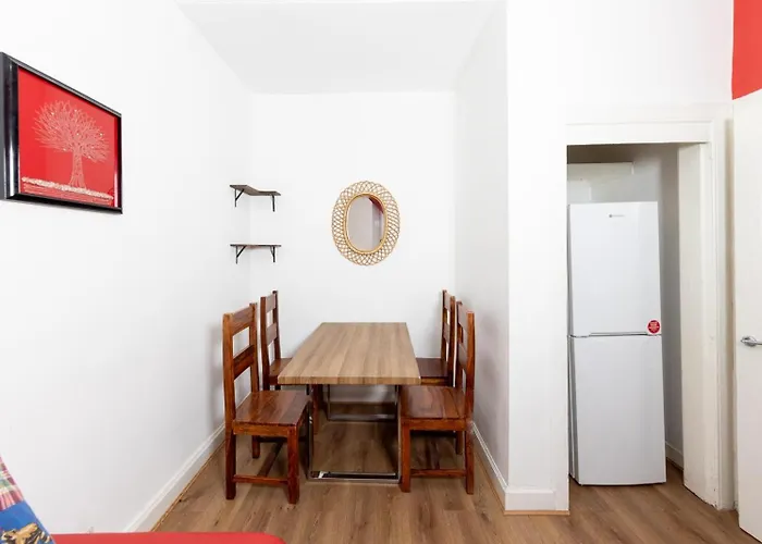 Lovely 2 Bdrm Apartment *