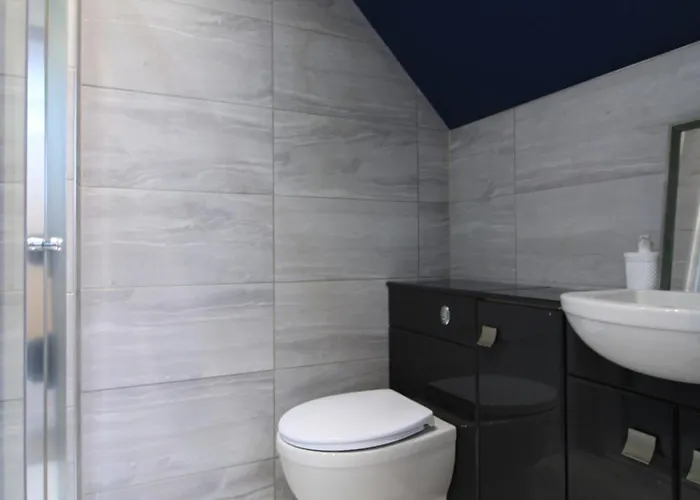 West Luxury 5 Bedroom *