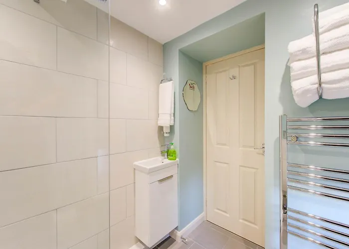 Snug 1 Bed In Edinburgh's Juniper *