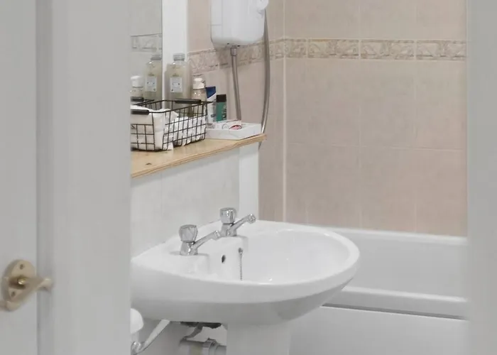 Cozy 2br With Car Parking Edinburgh