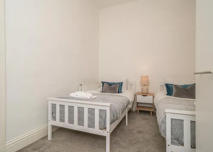 Apartment Georgian Elegance With Patio Garden West End - Pass The Keys Edinburgh