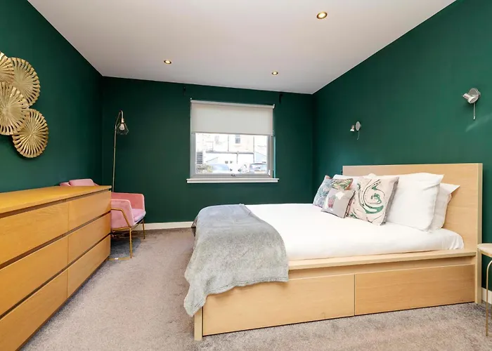 Chic 3-bedroom 2-storey House Near Centre With Free Parking Apartment