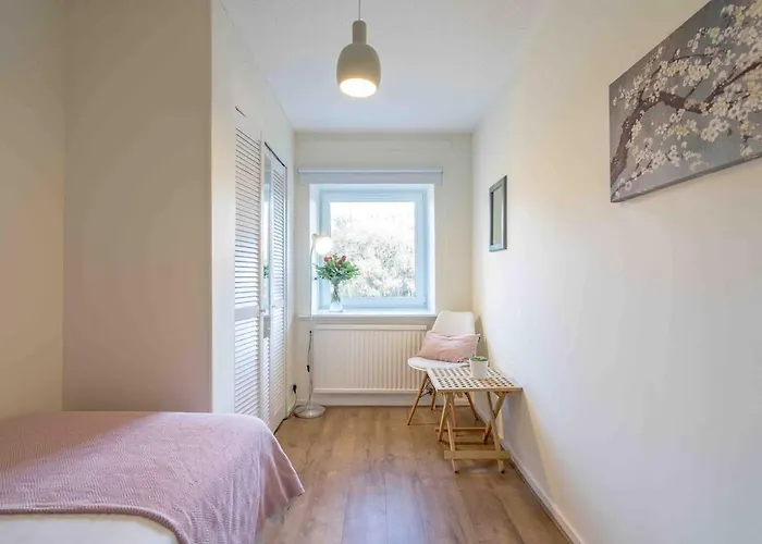 Apartment Tranquil 2 Bed Flat, Free Parking, Near Murrayfield & Centre Edinburgh