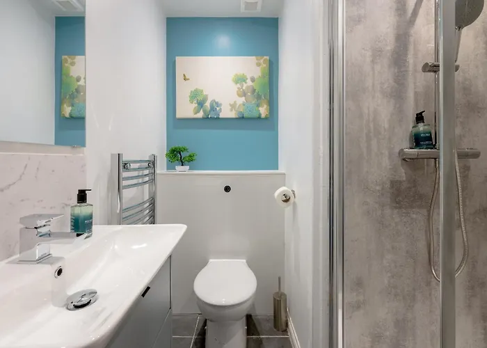 Stylish 2-bed Flat With Balcony Near Haymarket - Pass The Keys Apartment *