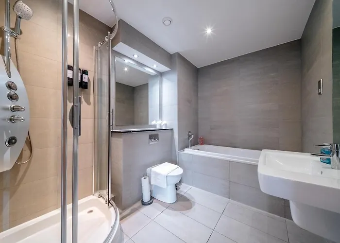Weston's Penthouse Sleep 11, 8 Beds Free Parking Apartment *