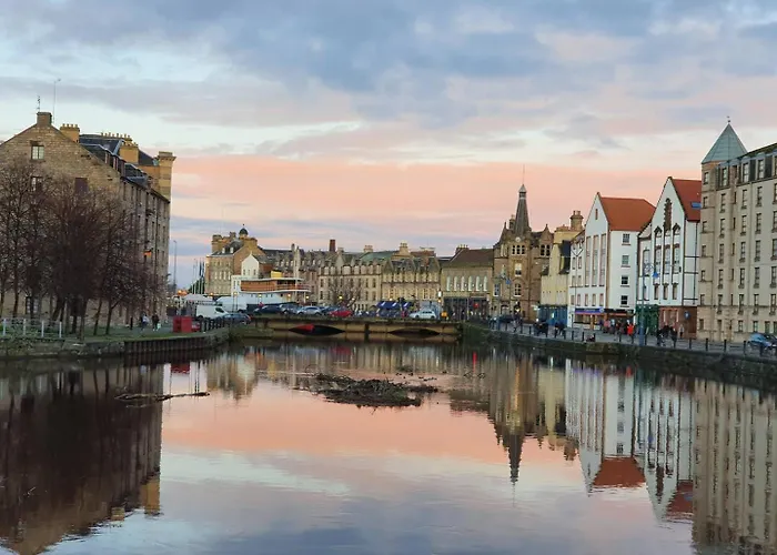 Spacious, Sunny Leith Apartment *