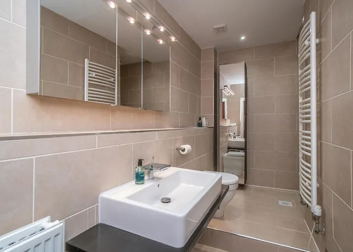 Apartman Georgian Elegance With Patio Garden West End - Pass The Keys