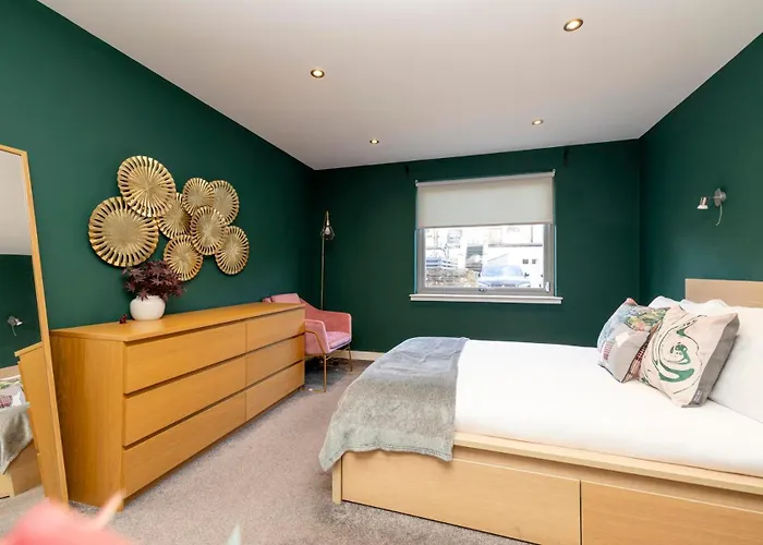 Chic 3-bedroom 2-storey House Near Centre With Free Parking