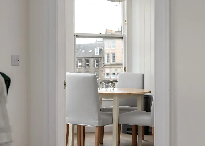 Elegant 2-bedroom In New Town Near Princes Street Appartement