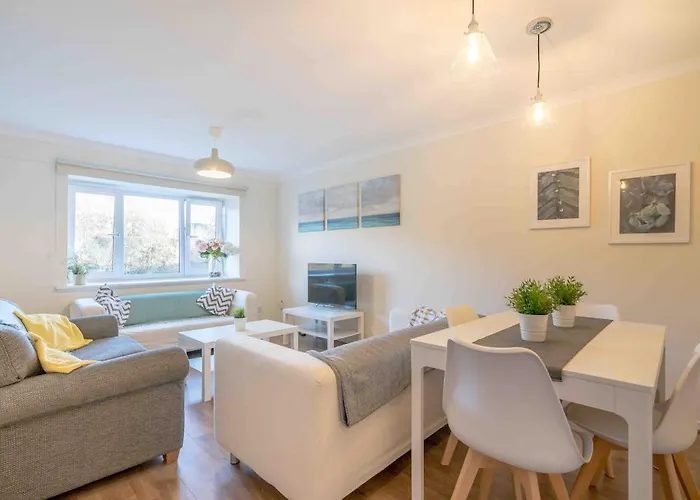 Tranquil 2 Bed Flat, Free Parking, Near Murrayfield & Centre Apartment