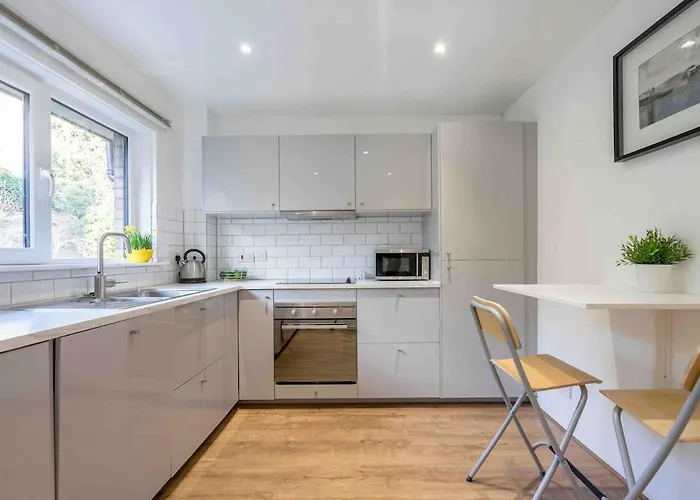 Tranquil 2 Bed Flat, Free Parking, Near Murrayfield & Centre