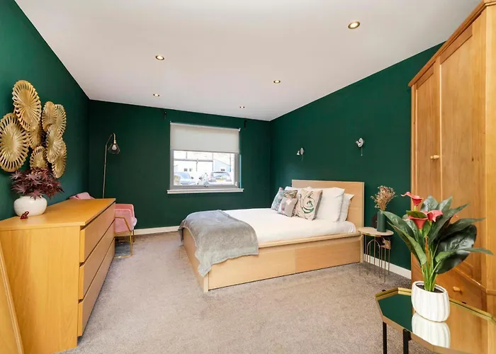 Chic 3-bedroom 2-storey House Near Centre With Free Parking 아파트