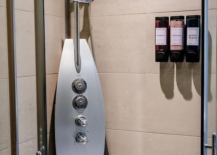 Weston's Penthouse Sleep 10, 6 Beds Free Parking דירה *