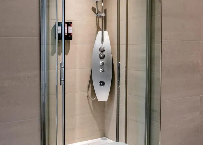 شقة Weston's Penthouse Sleep 10, 6 Beds Free Parking