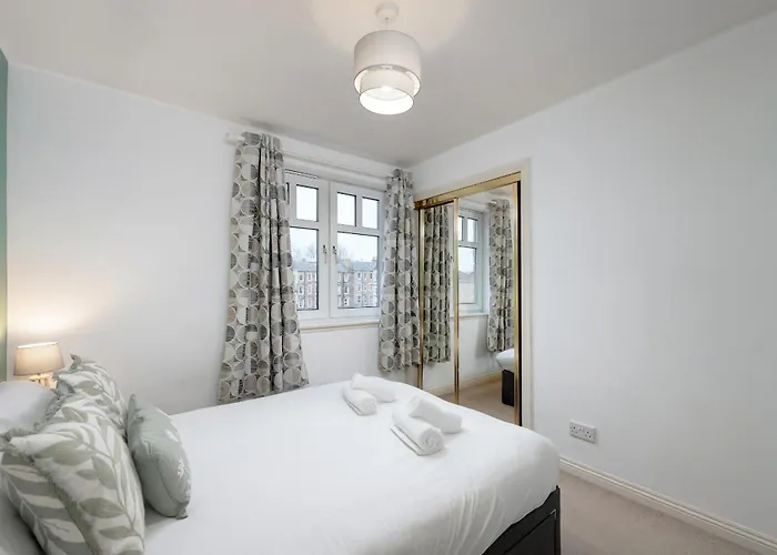 Stylish 2-bed Flat With Balcony Near Haymarket - Pass The Keys Appartement Édimbourg