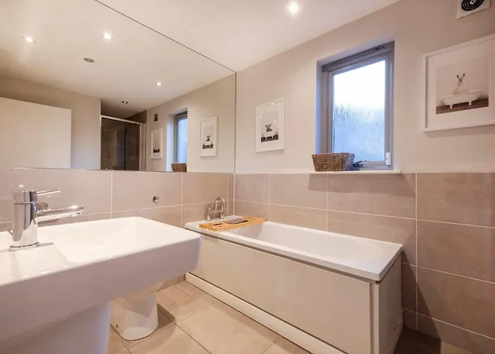 Chic 3-bedroom 2-storey House Near Centre With Free Parking Apartment Edinburgh